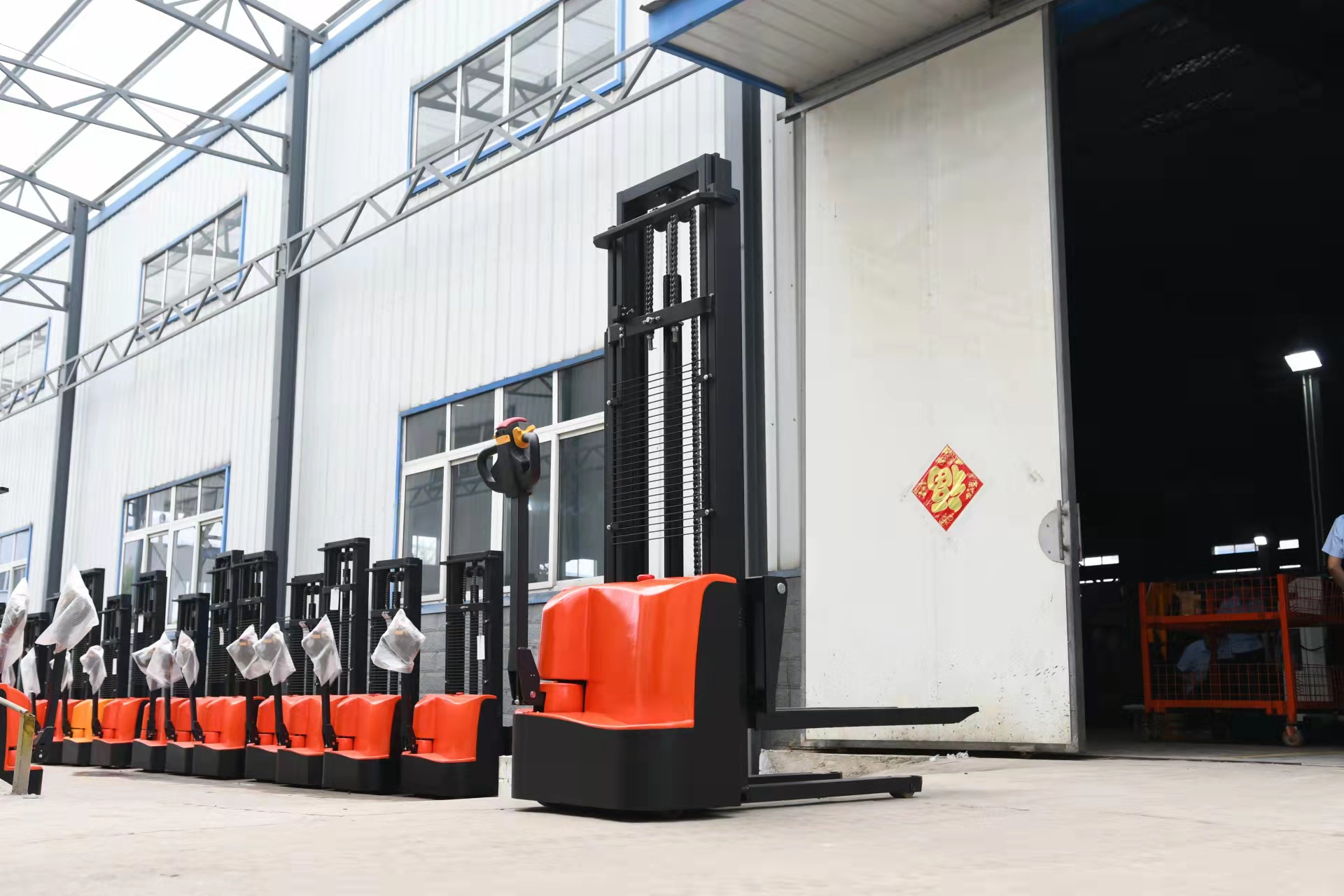 1.5-ton electric stacker crane forklift插图2