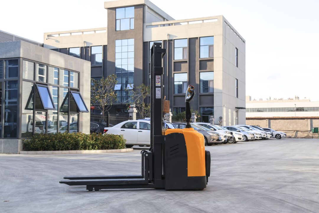 1.5-ton electric stacker crane forklift插图5