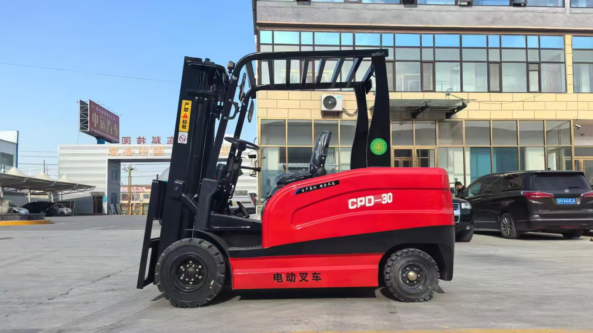 BaGong 3-ton electric forklift in operation demonstrating heavy load handling capability