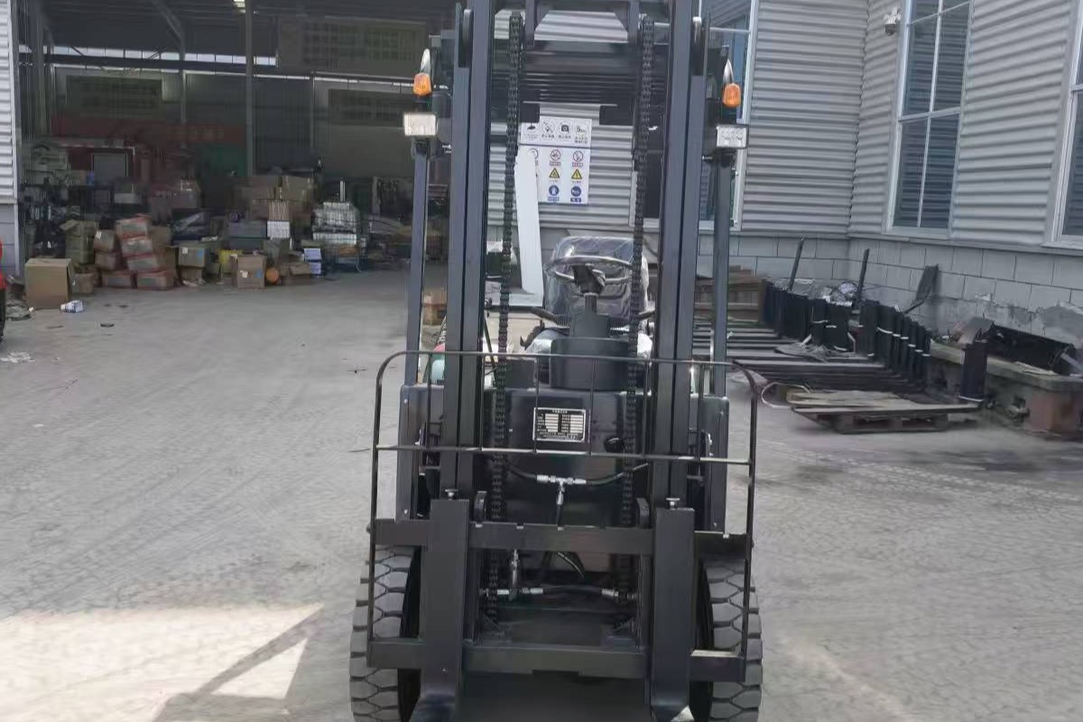 BaGong 3-ton electric forklift front view