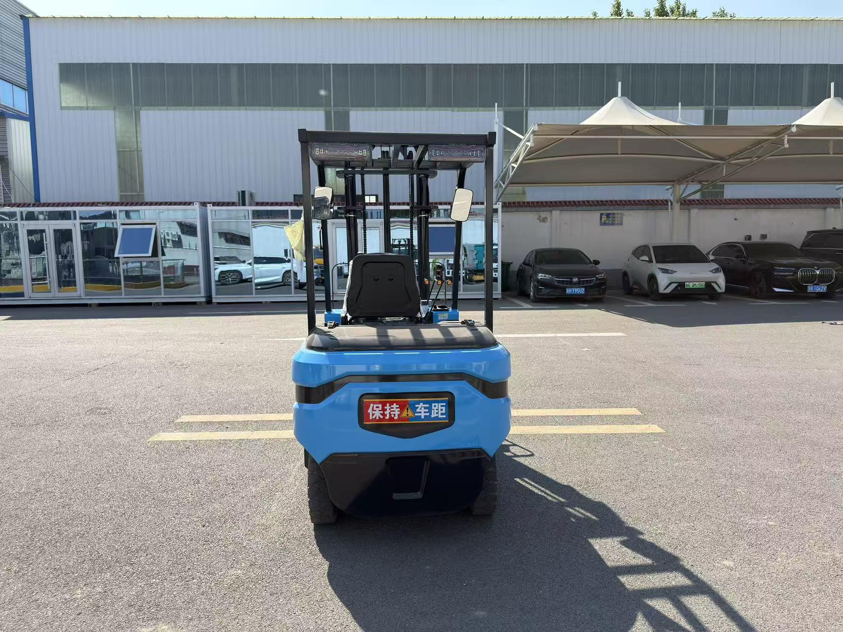BaGong electric forklift rear view showing backup alarm, heavy-duty counterweight, and rear visibility design for pedestrian safety