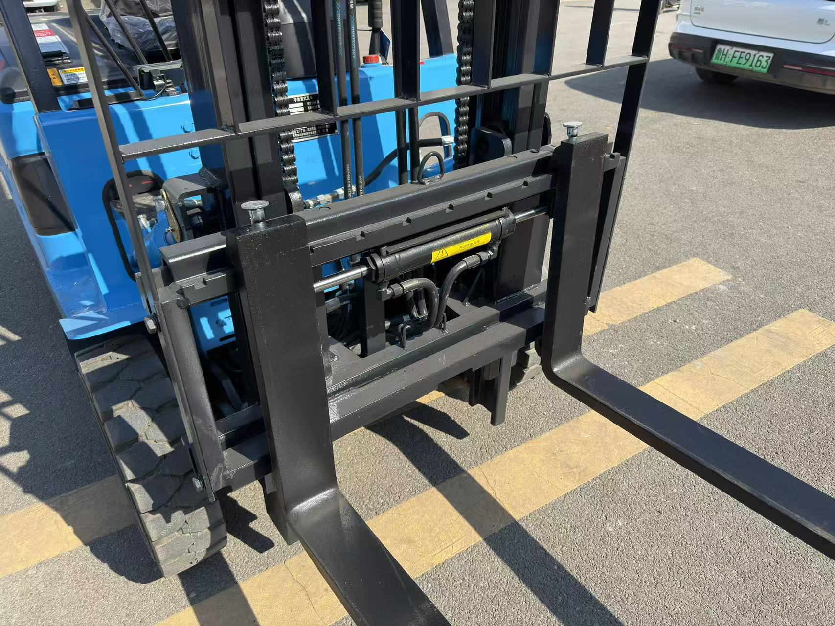 BaGong forklift side-shift attachment enabling precise load positioning and improved maneuverability in tight warehouse aisles