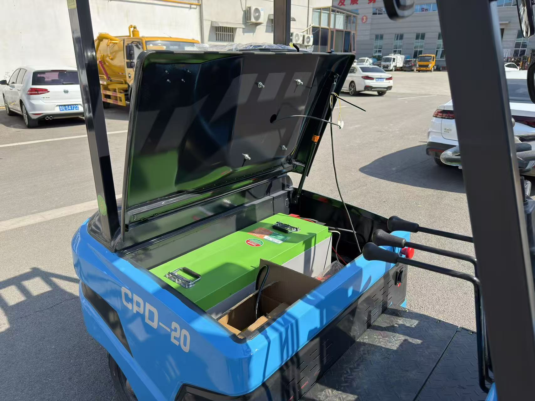 BaGong electric forklift battery compartment showing heavy-duty steel battery housing